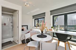 <p>Instapklare studio te koop in het hart van Heverlee, gelegen in de recente residentie Den Dreef. Deze gezellige studio bevindt zich op wandelafstand van Leuven centrum, openbaar vervoer, winkels en andere nuttige voorzieningen. Dankzij de uitstekende ligging is dit pand bijzonder geschikt voor studenten, met een vlotte bereikbaarheid naar alle belangrijke campussen zoals de ingenieursfaculteit in Arenberg, het Sportkot, Gasthuisberg en de universitaire campussen in het centrum van Leuven.</p>
<p>De residentie ligt in tweede lijn, waardoor je er volledig weg bent van straatlawaai. Het is een bijzonder rustige en aangename plek om te wonen of te studeren, ideaal voor wie op zoek is naar stilte en comfort in de stad.</p>
<p>De studio werd gebouwd in 2016 en verkeert in uitstekende staat. Ze omvat een praktische leefruimte met een afgescheiden slaaphoek, een compact maar volledig uitgerust keukentje met combi-oven, kookplaten, dampkap, spoelbak en een koelkast met vriesvak, en een privatieve badkamer voorzien van douche, toilet en lavabo.</p>
<p>Deze studio is ideaal als investering, bijvoorbeeld voor ouders die op zoek zijn naar een comfortabele en goed gelegen woonplek voor hun studerende zoon of dochter. Dankzij de moderne afwerking, het recente bouwjaar en de rustige toplocatie vormt dit pand een bijzonder interessante opportuniteit.</p>