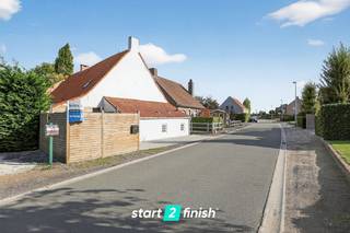 Deze kleine, gezellige instapklare woning is verrassend groot van binnen en beschikt over het attest woonconformiteit van de overheid.IndelingBij het...