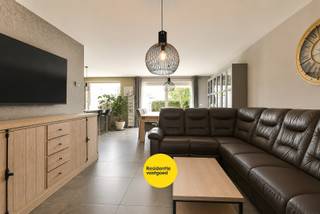 Welkom in de Groene-Herdersgoed 27 in Roeselare, een fantastische, energiezuinige woning gelegen in een rustige, residentiële wijk. Dankzij de gunstige ligging geniet u van een vlotte verbinding naar de snelweg én het levendige stadscentrum van Roeselare.<br /><br />Bij het binnenkomen wordt u verwelkomd in een stijlvolle inkomhal met apart gastentoilet. De lichtrijke leefruimte straalt warmte en gezelligheid uit en vloeit naadloos over in de volledig uitgeruste keuken met moderne toestellen en een praktisch kookeiland – de ideale plek voor wie van koken houdt. Op zonnige dagen wandelt u rechtstreeks de tuin in, waar u in alle rust kunt genieten van de zon en een heerlijk drankje.<br /><br />Op de bovenverdieping vindt u drie volwaardige slaapkamers, ingericht met het oog op optimaal comfort en nachtrust. De stijlvolle badkamer beschikt over een ruime inloopdouche, een ligbad, een badkamermeubel met lavabo en een tweede toilet.<br /><br />De buitenruimte is een absolute troef: een aangelegde tuin met een gezellige overkapping. U kiest op elk moment van de dag tussen zon en schaduw. Parkeren doet u eenvoudig op de ruime oprit, die plaats biedt aan meerdere wagens. Daarnaast beschikt de woning over een inpandige garage.<br /><br />De vermelde prijs is een richtprijs. Elk bod, hoger of lager dan deze prijs, wordt voorgelegd aan de eigenaar, die zich het recht voorbehoudt om dit te aanvaarden of te weigeren.
