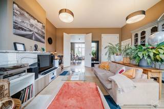 Forest - Au deuxième étage d'une superbe maison située sur la très prisée Avenue Albert, à deux pas de toutes les commodités, des transports en communs et à proximité des quartiers Altitude 100, Vanderkindere ou Brugmann. We Invest vous propose ce magnifique appartement 2 chambres, composé comme suit : hall d'entrée, grand et lumineux séjour donnant accès au balcon, salle à manger avec cuisine ouverte super équipée, deux belles chambres, salle de bain avec double vasque et WC, buanderie et cave. Belle hauteur sous plafond. Double vitrage partout. PEB : E+. Petite copropriété bien entretenue. Libre à l'acte. A visiter sans plus tarder ! 02 217 22 91