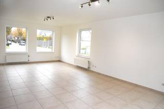 Drie slaapkamers, garage en grote tuin als extra troeven …We vinden deze koppelwoning terug in hartje Wevelgem. Het mooie eigendom straalt...