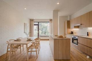 Deze woning is gelegen op een steenworp van het station, diverse scholen en het bruisende centrum. Hier kan u genieten van alles wat Kortrijk te bieden heeft.INDELING:Gelijkvloers:- inkomhal - uitgeruste keuken - gezellige eetplaats met onmiddellijke connectie naar de tuin - lichtrijke leefruimte - volledig onderkelderde garage Eerste &amp; tweede verdiep:- ingerichte badkamer en twee slaapkamers op het eerste verdiep- twee slaapkamers op het tweede verdiepExtra troeven:- epc label C (293 kWh/m²jaar)- zonnige tuin! - de woning is volledig onderkelderd (garage + bergruimte)- topligging in de Jan-BreydellaanWenst u meer info over deze woning of wenst u een bezoek ter plaatse? Contacteer Xan Debaenst - 0477 56 02 71 - xan.debaenst@dewaele.comDeze AI-visualisaties zijn bedoeld als inspiratie. Er werd geen rekening gehouden met technische specificaties, stedenbouwkundige voorschriften of de concrete mogelijkheden tot realisatie.De eigendom wordt aangeboden via de Pre-sale formule. Van 27/04/2026 om 12:00 tot 06/05/2026 om 12:00 kan u de woning op afspraak komen bezichtigen en een bod uitbrengen. De vermelde prijs is een instelprijs. Voor meer info, gelieve contact op te nemen met de dossierverantwoordelijke.Bestuursmaatregelen in het maatregelenregister: nee