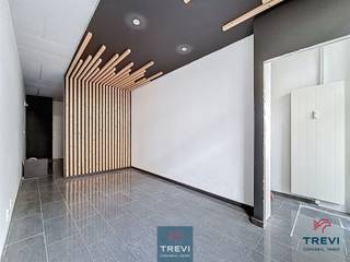 SOUS OPTION Braine-le -Comte, au coeur du centre ville et à quelques pas de la gare, jolie maison de commerce joliment rénovée offrant un bel...