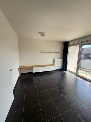 Ruim appartement van 90 m² met terras, autostaanplaats nabij Mol-centrum.

Op zoek naar een ruim en comfortabel appartement op een gunstige locatie nabij het centrum van Mol? Dit goed onderhouden appartement bevindt zich op de bovenste verdieping en is vlot bereikbaar via de lift of trap.
Het appartement beschikt over een aangename en ruime leefruimte met living en eetkamer, een vernieuwde keuken en een terras. Het appartement is voorzien van een airco. Verder zijn er 2 slaapkamers, een berging, een badkamer met ligbad en een apart toilet. De brede inkomhal zorgt voor een ruimtelijk gevoel.

Achteraan het gebouw beschikt het appartement bovendien over een autostaanplaats geschikt voor 2 wagens en een extra berging.
