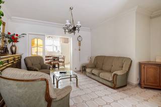 <div>
<div>
<div>
<h3><span>Te renoveren woning met verrassend veel potentieel</span></h3>
<p><span>Deze woning is de ideale opportuniteit voor wie op zoek is naar een pand dat volledig naar eigen smaak kan worden gerenoveerd. De woning dient teruggebracht te worden naar de hedendaagse normen, maar beschikt over </span><strong><span>mooie ruimtes, een leuke stadstuin én heel wat mogelijkheden</span></strong><span>.</span></p>
<p><span>Op het gelijkvloers komen we binnen via de inkomhal, die toegang geeft tot de leefruimte met open keuken. Aansluitend bevindt zich een veranda met verbinding naar de stadstuin.</span></p>
<p><span>Op de eerste verdieping zijn er momenteel </span><strong><span>twee volwaardige slaapkamers en een badkamer</span></strong><span>.</span></p>
<p><span>Een absolute troef is de ruime zolderverdieping. Dankzij de beschikbare hoogte en ruimte zijn er mogelijkheden om hier een </span><strong><span>volwaardige derde slaapkamer</span></strong><span> te creëren.</span></p>
<p><span>Ook de ligging is een pluspunt: </span><strong><span>op korte afstand van het centrum en met een vlotte verbinding naar de belangrijkste invalswegen</span></strong><span>. Zo combineert u een centrale ligging met een goede bereikbaarheid.</span></p>
<p><span>Kortom: een te renoveren woning met een goede indeling, leuke buitenruimte met berging, gunstige ligging en vooral </span><strong><span>heel wat potentieel om er een fijne thuis van te maken</span></strong><span>.</span></p>
</div>
</div>
</div>