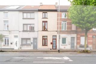 Op zoek naar een gezellige en instapklare woning op een gunstige ligging nabij Gent? Deze aangename stadswoning met een bewoonbare oppervlakte van 142 m² biedt ruimte, comfort en tal van mogelijkheden.<br /><br />Bij het betreden van de woning kom je terecht in de inkomhal die leidt naar de lichtrijke woonkamer. Aansluitend bevindt zich de functionele keuken met toegang tot de berging en de badkamer. Achteraan geniet je van een aangenaam terras en een gezellige tuin met tuinhuis — ideaal om tot rust te komen of om te genieten met familie en vrienden.<br /><br />Op de eerste verdieping bevinden zich twee volwaardige slaapkamers. De tweede verdieping heeft een derde slaapkamer met extra hobbyruimte of bureauruimte en toegang tot de geïsoleerde zolder.<br /><br />Kortom, een ideale gezinswoning of interessante investering op een vlot bereikbare locatie nabij Gent.<br /><br />Bezoekdag: maandag 04/05 van 16u tot 18u, mits het maken van een afspraak via 09 395 05 40 of verkoop@concept-home.be <br /><br /><br /><br /><br /> 