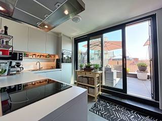 <strong>Localisation</strong><br /><br /><span>Le penthouse fait partie de la résidence "Collegehof" et est situé au cœur de la ville historique de Gand. Ici, vie exclusive et soins de soutien vont de pair. En tant que résident de cette résidence, vous pouvez utiliser la zone commune au rez-de-chaussée et le magnifique jardin intérieur où vous pouvez vous détendre. Grâce à cet emplacement unique, vous profiterez également de la proximité des magasins, des restaurants et des transports publics.</span><br /><br /><strong>Description</strong><br /><br /><span>L'appartement est situé au 4ème étage. L'appartement sur le toit avec vue sur l'église St Michael comprend deux chambres, deux terrasses et une surface habitable de 127 m2.</span><br /><br /><span>Le penthouse est actuellement loué pour une période indéterminée.</span><br /><span>Il y a également 2 places de parking souterrain à vendre dans la résidence.</span><br /><span>Avantage supplémentaire : exonération de la taxe foncière !</span><br /><br /><span>En bref, un investissement parfait pour l'avenir !</span>