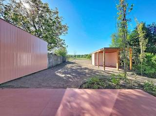 <p><span>BEZOEK? Bel 09/225.00.78 - In het charmante Zevergem, deel van Nazareth-De Pinte, bevindt zich deze architecturaal afgewerkte nieuwbouwwoning die luxe, comfort en rust perfect combineert.</span></p><p><span>Bij het betreden van de woning valt meteen de hoogwaardige afwerking op, waarbij stijlvolle terracota-accenten doorheen het volledige interieur én de tuin werden doorgetrokken. Deze warme kleurtoets creëert een unieke en harmonieuze sfeer. De woning is volledig geschilderd door professionals. </span></p><p><span>De woning is uitgerust met zonnepanelen en een warmtepomp, wat bijdraagt aan een lagere energiefactuur</span><span>, </span><span>en duurzaam wooncomfort. Op het gelijkvloers is bovendien overal vloerverwarming voorzien. De woning is bijgevolg erg energiezuinig (EPC A). </span></p><p><span>De lichtrijke woonkamer vormt het hart van de woning en geeft via grote schuiframen directe toegang tot het terras en de zonnige, zuidgerichte tuin. Deze fraai aangelegde buitenruimte vormt een echte oase van rust en laat binnen en buiten naadloos in elkaar overvloeien.</span></p><p><span>De moderne open keuken is volledig geïntegreerd in de leefruimte en uitgerust met luxueuze toestellen en voldoende opbergruimte. Aansluitend bevindt zich een praktische berging met aansluiting voor een wasmachine.</span></p><p><span>Daarnaast beschikt de woning over een afzonderlijk bureau, ideaal als thuiswerkplek of rustige hobbyruimte.</span></p><p><span>De woning telt vier volwaardige slaapkamers (twee per verdieping) en twee moderne badkamers (één per verdieping). Eén van de slaapkamers op de eerste verdieping biedt bovendien rechtstreeks toegang tot het dakterras, waar u in alle privacy kan genieten van het open zicht op de groene omgeving.</span></p><p><span>Een uitzonderlijke kans voor wie op zoek is naar een stijlvolle huurwoning in een groene, maar toch vlot bereikbare omgeving!</span></p>