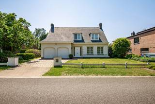 Op een gegeerde locatie in Wommelgem vindt u deze ruime en uitstekend onderhouden villa op een mooi perceel van 916 m². Een woning waar ruimte, licht en comfort harmonieus samenkomen en waar elk gezinslid zich zal thuis voelen.<br /><br />Via de royale inkomhal met ingemaakte kasten en gastentoilet betreedt u deze woning. De gezellige leefruimte baadt in het natuurlijke licht dankzij de grote raampartijen, die een prachtig zicht bieden op de tuin. De houthaard vormt het warme hart van de woonkamer en zorgt voor een aangename sfeer tijdens elk seizoen. Vanuit de leefruimte wandelt u rechtstreeks naar het terras en de groene buitenomgeving.<br /><br />De ruime, volledig uitgeruste keuken sluit naadloos aan op de leefruimte en biedt eveneens toegang tot de tuin. Aansluitend bevindt zich een praktische wasberging met buitendeur. Verder beschikt de woning over een dubbele inpandige garage.<br /><br />Ook aan bergruimte geen gebrek. Vanuit de inkomhal bereikt u een ruime, droge kelder, ideaal voor voorraad en opslag.<br /><br />Op de eerste verdieping geeft de ruime nachthal toegang tot vier volwaardige slaapkamers van ca. 14 m², 17 m², 20 m² en 23 m². De badkamer is comfortabel ingericht met een ligbad, douche, dubbel lavabomeubel en bidet. Daarnaast zijn er een apart toilet en een ruime bergzolder, bereikbaar via een vlizotrap.<br /><br />Buiten geniet u van een verzorgde voor- en achtertuin met veel privacy, een tuinhuis en een ruime oprit.<br /><br />Deze charmante villa combineert royale leefruimtes met een rustige ligging op een toplocatie in Wommelgem. Een ideale gezinswoning waar ruimte, comfort en woonplezier centraal staan.<br /><br />Pluspunten:<br />+ Prachtige tuin<br />+ Dubbele inpandige garage<br />+ Extra bergruimte op zolder<br />+ Zonnige tuin en terras<br />+ Ruim tuinhuis<br />+ 4 ruime slaapkamers<br />+ Toplocatie, rustig gelegen, maar toch nabij winkels, scholen en openbaar vervoer<br /><br />Dit pand is onderhevig aan de Vlaamse renovatieverplichting voor residentiële gebouwen. Meer informatie kunt u terugvinden via volgende website: https://www.vlaanderen.be/een-woning-kopen/renovatieverplichting-voor-residentiele-gebouwen.<br /><br />Heeft u interesse in deze mooie woning? Neem dan contact op met VB Vastgoed via 03 337 50 70 of info@vbvastgoed.be.