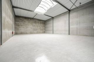 Kwalitatieve nieuwbouw KMO units van 220-225m², gelegen op een toplocatie aan de Kortrijkseweg tussen Kortrijk en Waregem en is alsook vlot bereikbaar via de E17. De KMO units beschikken over 2 privatieve parkeerplaatsen.* Specificaties:- vrije hoogte van 6 meter- brandklasse C- staalstructuur met steeldeck- 2 privatieve parkeerplaatsen- elektrische sectionaalpoort- gepolierde betonvloer- lichtstraat- afzonderlijke toegangsdeur- regenwaterput 5.000LDe prijzen vermeld zijn exclusief zonnepanelen. Bezoek na afspraak met Immo Beguin: info@immobeguin.be