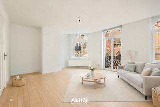 Situé au cœur historique de Gand, dans la charmante rue Baudelo (15e siècle), vous trouverez ce triplex de caractère datant de 1902. Ce bien unique allie des éléments authentiques au confort contemporain et bénéficie d’un emplacement de premier choix avec une excellente accessibilité.<br /><br />L’appartement est accessible via le hall d’entrée commun de cette élégante maison de maître. Au demi-niveau se trouve une salle de bains spacieuse, équipée d’une douche à l’italienne effet pluie, d’un WC et d’un lavabo simple, avec suffisamment d’espace pour une machine à laver et un sèche-linge.<br />Le niveau de vie vous accueille dans un séjour lumineux avec un coin salon chaleureux. La cuisine attenante est équipée d’une grande cuisinière à gaz, d’un four, d’un lave-vaisselle et d’un double évier. Depuis la cuisine, vous profitez d’une vue unique sur l’église Saint-Jacques, ainsi que d’une citation de chanson de Luc De Vos visible sur la façade, une subtile référence à l’artiste et à son œuvre.<br />Aux étages supérieurs, l’appartement dispose de trois chambres complètes. Le troisième étage comprend une grande chambre ainsi qu’une seconde pièce avec dressing intégré et toilettes privatives, offrant un confort et une intimité supplémentaires. Le quatrième étage abrite une chambre pleine de charme sous les toits, avec une vue magnifique sur les trois tours emblématiques de Gand.<br /><br />Vivre dans ce spacieux appartement, c’est profiter de la vie urbaine animée, avec commerces, restaurants et culture accessibles à pied, tout en rentrant chez soi dans le calme et le charme d’une maison de maître authentique.<br /><br /><strong>Informations pratiques :</strong>
<ul>
<li>Loyer : 1.600 € par mois</li>
<li>Disponible immédiatement</li>
<li>Local à vélos commun disponible</li>
<li>Colocation possible sous condition de domiciliation</li>
<li>Domiciliation obligatoire</li>
</ul>
Vous recherchez un triplex spacieux et prêt à emménager en plein centre de Gand ? Ne manquez pas cette opportunité !<br /><br /><strong>Questions ? Contactez-nous :</strong><br />📞 Gaethan: 0471 08 30 35<br />📧 gaethan@abitos.be