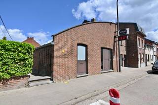 ***ONDER GESLOTEN OMSLAG***Deze gelijkvloerse woning is gelegen op 2a70ca en bevindt zich aan de stadsrand te Tongeren op wandelafstand van...