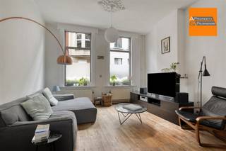 <p><span>Karaktervolle herenwoning met stadkoer nabij de Brusselsepoort.</span></p><p><span> </span></p><p><span>Op zoek naar een woning met charme, authenticiteit en een topligging? Dan is deze karaktervolle herenwoning zeker een bezoek waard. Achter de stijlvolle gevel schuilt een verrassend ruime stadswoning met hoge plafonds, veel lichtinval en een warme sfeer.</span></p><p><span> </span></p><p><span>Via de inkomhal komt u in de gezellige leefruimte. Aansluitend bevindt zich de volledig uitgeruste keuken met onder meer een stijlvol SMEG-gasfornuis. Achteraan geniet u van een aangename stadkoer waar het heerlijk tot rust komen is. Daarnaast beschikt de woning over een achterhuis met extra verdieping, momenteel ingericht als wasruimte en berging.</span></p><p><span> </span></p><p><span>Op de eerste verdieping vindt u de badkamer met vrijstaand bad en inloopdouche, evenals de masterbedroom. De tweede verdieping telt nog twee ruime slaapkamers, waarvan één met mezzanine.</span></p><p><span> </span></p><p><span>Verder is er een praktische kelder aanwezig. Dankzij het EPC-label C geldt er geen renovatieverplichting.<br /><br /></span></p><p><span>De ligging is een echte troef: rustig gelegen nabij de Brusselsepoort, op wandelafstand van het station, de Grote Markt, het Vrijbroekpark en de Kruidtuin. Dankzij de vlotte verbinding met de E19 zijn Brussel en Antwerpen snel bereikbaar. Bovendien bevinden een kleuter- en lagere school zich in de straat en ligt een middelbare school vlakbij. <br /><br /></span></p><p><span>Een woning met karakter, ruimte en een uitstekende ligging die u best zelf komt ontdekken.</span></p><p><span>Interesse? Contacteer ons via info@ap-p.be of 078 / 48 47 00 voor een bezoek.</span></p><p><span> </span></p>