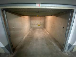 Garagebox te huur op toplocatie in de Kustlaan, pal in het commerciële centrum van Knokke.<br /><br />Deze vlot toegankelijke garagebox bevindt zich op een absolute topligging, midden in het bruisende handelscentrum van Knokke. Ideaal voor wie op zoek is naar een veilige en praktische parkeerplaats op wandelafstand van winkels, restaurants, het strand en de Zeedijk.<br /><br />Afmetingen:<br /><br />Breedte: 2,43 m<br />Hoogte: 1,90 m<br />Lengte: 5,16 m<br /><br />Een unieke opportuniteit voor wie zorgeloos wil parkeren in het hart van Knokke.