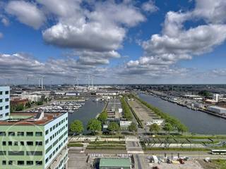 Ruim APPARTEMENT met TERRAS en PARKING.PRIJS: €266.000 inclusief parkingWonen in één van de mooiere woontorens van Antwerpen? Dit lichtrijke...