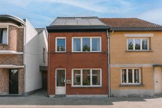 Voor verdere info of een vrijblijvende waardebepaling van uw eigendom: marco@homixx.be of 016 199 343.<br /><br />Bent u op zoek naar een woning die modern comfort naadloos combineert met een zorgeloze toekomst? Homixx Vastgoed stelt u graag deze uitstekend onderhouden halfopen bebouwing voor in de Veldstraat te Ranst. Gelegen op een perceel van 357 m² met een bewoonbare oppervlakte van 170 m², biedt deze woning alle ruimte en lichtinval die een modern gezin wenst.<br /><br />De woning heeft de afgelopen jaren belangrijke vernieuwingen ondergaan die bijdragen aan het hoge wooncomfort en een uitstekende EPC-score B. Zo werden de ramen vernieuwd in 2023, het dak volledig aangepakt in 2025 en is ook de verwarmingsinstallatie recent vernieuwd. Dit maakt de woning nagenoeg toekomstbestendig en volledig instapklaar.<br /><br />Binnenin vindt u een logische en praktische indeling. De leefruimte sluit naadloos aan op de keuken, die is voorzien van een handige wasplaats en berging. Op het gelijkvloers is een eerste slaapkamer met aansluitend een vernieuwde badkamer. Op de eerste verdieping bevinden zich nog eens 2 volwaardige slaapkamers en de tweede badkamer, wat zorgt voor een optimaal comfort tijdens de ochtendrush. De zolder is volledig gerenoveerd, en doet dienst als vierder (grote) slaapkamer. <br /><br />De aanwezigheid van een kelder biedt een overvloed aan extra opbergruimte. Buiten is het ook nog eens heerlijk vertoeven op het terras, ideaal om in alle rust te genieten van zonnige dagen. Mis deze unieke kans niet!