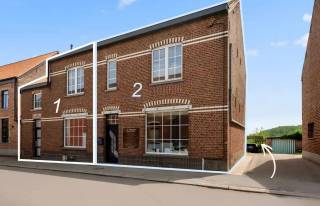 Wonen, werken of combineren!<br />Pal in het centrum van Neerijse bevindt zich dit uitzonderlijk veelzijdig pand met een perceeloppervlakte van 5 are, een indrukwekkende bewoonbare oppervlakte van maar liefst 425 m² (volgens EPC) en een gevelbreedte van bijna 14 meter.<br /><br />Momenteel is de rechterkant van deze dubbelwoonst ingericht als een succesvol schoonheidssalon met verschillende praktijkruimten, terwijl de rest van het pand dienst doen als woning. Dankzij de royale volumes en doordachte indeling biedt dit pand echter tal van mogelijkheden: een combinatie van wonen en werken, een opsplitsing in meerdere woonentiteiten (onder voorbehoud van de nodige vergunningen) of de creatie van een ruime eengezinswoning.<br />De woning beschikt vandaag over 5 slaapkamers en 2 badkamers, waardoor ze perfect geschikt is voor grote gezinnen, zelfstandigen of investeerders die op zoek zijn naar een eigendom met toekomstperspectief.<br /><br />De absolute troef is het uitstekende EPC-label A. Met maar liefst 50 zonnepanelen (waarvan nog 32 met groenestroomcertificaten), 9 airco-units en een recente condensatieketel, geniet u van een uitzonderlijk energiezuinige woning die volledig klaar is voor de toekomst. Een zeldzame combinatie van ruimte, flexibiliteit en energieprestaties.<br /><br />Achteraan het perceel vindt u bovendien onderhoudsvriendelijke tuin en parkeergelegenheid, een extra meerwaarde op deze centrale locatie.<br />Bent u op zoek naar een eigendom met eindeloze mogelijkheden, royale volumes en uitstekende energieprestaties? Dan is dit zonder twijfel een pand dat u gezien moet hebben.<br /><br />Massa’s potentieel, unieke ligging en toekomstgerichte energievoorzieningen – absoluut een bezoek waard!