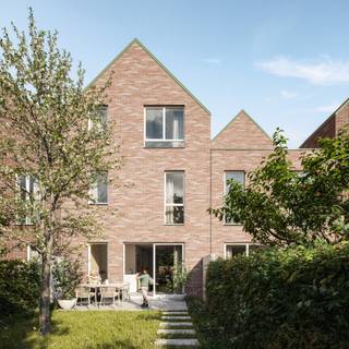 Lot 2: Deze gesloten bebouwing in hedendaagse stijl heeft 3 slaapkamers en een zolder optioneel af te werken, dit op een perceel van 144 m². De woning ligt in het centrum Kortrijk op voormalige Vetex-site. Waar ooit een textielfabriek het industriële karakter van de stad mee bepaalde, verrijst vandaag een eigentijdse woonbuurt die verleden en toekomst harmonieus met elkaar verbindt.<br /><br />Interesse of vragen? Meer info op matexi.be/vetex of contacteer vrijblijvend onze sales consultant op 056 38 03 89.