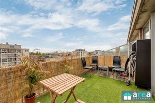 <p><span>Dit op te frissen en centraal gelegen dakappartement is gelegen op de 5de verdieping in een goed onderhouden residentieel gebouw. Omwille van de hoogte geniet u van een mooi uitzicht over Deurne. Het appartement is gemakkelijk bereikbaar via het openbaar vervoer (bus- en tramhalte aan de overkant) en de autosnelweg is op nog geen twee minuten verwijderd. Daarbij zijn er in de nabije omgeving verschillende supermarkten, winkels, scholen, parken en ziekenhuizen. </span></p><p><span>Ideaal dus om er zelf in te wonen of als investering! </span></p><p><span> </span></p><p><span>Grootste troeven:</span></p><p><span> </span></p><p><span>- Ruim dakterras van 10m²</span></p><p><span>- Centrale locatie</span></p><p><span>- Conforme elektrische keuring</span></p><p><span>- Fietsenstalling aanwezig</span></p><p><span>- Veel lichtinval</span></p><p><span>- Gunstige EPC-score C</span></p><p><span> </span></p><p><span>Indeling: </span></p><p><span> </span></p><p><span>Ruime en lichtrijke living van 20m² die toegang biedt tot het zonnig dakterras met een prachtig uitzicht over Deurne. Naast de living bevindt zich de gedeeltelijk geïnstalleerde keuken van 3m². </span></p><p><span>Aan de achterkant van het appartement bevinden zich de volwaardige slaapkamer en badkamer van respectievelijk 12m² en 4m². De badkamer beschikt over een lavabo en douche alsook de aansluiting tot wasmachine.</span></p><p><span>Momenteel verhuurd aan €850 per maand. Daarbij werd er afgelopen jaar €1660 teruggetrokken van de vaste kosten, in kader van het overschot van het verbruik van de verwarming.</span></p><p><span> </span></p><p><span>Voor meer informatie kan u terecht bij Area Partners - info@area.be of 03/284.60.60</span></p><p><span> </span></p>