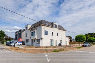 Voor wie op zoek is naar comfortabel en hedendaags wonen in een aangename omgeving, stellen wij dit nieuwbouw dakappartement voor, gelegen in Zandhoven. U bevindt zich op slechts enkele minuten stappen van het centrum, maar kan wel genieten van de rustige straat. <br />Dit appartement combineert moderne architectuur met een doordachte indeling en biedt de ideale woonoplossing voor wie ruimte, licht en wooncomfort weet te waarderen..<br /><br />Met een bewoonbare bruto oppervlakte van 150 m² geniet u hier van een lichtrijke en aangename leefomgeving. Bovendien krijgt de koper de mogelijkheid om de afwerking nog naar eigen smaak te bepalen, waardoor u het appartement volledig kan inrichten volgens uw persoonlijke woonstijl.<br /><br />Via de inkomhal bereikt u de ruime leefruimte met zithoek en eethoek. De keuken is aansluitend aan de eet-woonkamer, met directe toegang tot het grote terras, doch staat niet in het zicht. Naast de keuken bevindt zich de berging.<br />Dankzij de grote raampartijen geniet deze ruimte van een overvloed aan natuurlijk licht, wat zorgt voor een open en warme sfeer. U kan zowel vanuit de leefruimte als de keuken naar het grote terras.<br /><br />Het appartement beschikt over drie slaapkamers, waarvan één voorzien is van een geïntegreerde dressing ( en mogelijkheid tot extra badkamer) Daarnaast is er een badkamer en een technische ruimte aanwezig, wat zorgt voor praktische opbergruimte. Het appartement wordt verwarmd via een energiezuinige warmtepomp in combinatie met vloerverwarming.<br /><br />Dit nieuwbouwappartement wordt niet verkocht onder de Wet Breyne, maar biedt kopers wel de mogelijkheid om de afwerking nog naar eigen smaak te kiezen.<br /><br />Bijkomend is er een kelderberging inbegrepen en is er de mogelijkheid om optioneel een staanplaats (€15.000) of carport (€20.000) aan te kopen. <br /><br />Een ideale opportuniteit voor wie op zoek is naar een modern en energiezuinig appartement op een aangename locatie in Zandhoven, met vlotte verbindingen en voorzieningen in de nabije omgeving.<br /><br />Inlichtingen in aanvraag. Verkoop onder btw op constructie en registratierechten op grondaandeel. E-peil maximum 30.<br /><br />Interesse? Neem gerust contact met ons op voor meer informatie of een bezoek ter plaatse.<br />*Renders ter illustratie<br /><br /><strong>prijs exclusief btw en andere belastingen: € 569000<br />prijs inclusief 6% btw en andere belastingen: €599.020 = indien u voldoet aan de voorwaarden: https://fin.belgium.be/nl/particulieren/woning/bouwen-verbouwen/afbraak-wederopbouw<br />prijs inclusief 21% btw en andere belastingen: € 669.410</strong>