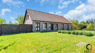 <p><strong>Karaktervolle open bebouwing met 5 slaapkamers, polyvalente hobbyruimte en bijgebouw op prachtig perceel van 1.775 m² in Veerle-Laakdal<br /><br /></strong>Langs de Diestse Baan in <strong>Veerle-Laakdal</strong> bevindt zich deze bijzonder ruime open bebouwing uit 1981, gelegen op een indrukwekkend perceel van maar liefst <strong>1.775 m²</strong>. Deze woning combineert royale volumes, een groene buitenomgeving en tal van mogelijkheden voor grote gezinnen, zelfstandigen of wie op zoek is naar extra hobby- of werkruimte.<br /><br />Vanaf het eerste moment voelt deze woning warm en uitnodigend aan. De lichtrijke leefruimte met gezellige <strong>Flam houtcassette</strong> biedt een prachtig zicht op de tuin en vormt het hart van de woning – een plek waar gezellig samenzijn centraal staat. Aansluitend bevindt zich de volledig ingerichte leefkeuken met ontbijthoek en directe toegang tot het terras, ideaal voor lange zomeravonden met familie en vrienden.<br /><br /><strong>Indeling<br /><br /></strong>Gelijkvloers<br />+ Inkomhal met open vestiairehoek<br />+ Apart gastentoilet met handenwasser<br />+ Ruime leefruimte met eet- en zithoek en zicht op de groene tuin<br />+ Volledig ingerichte leefkeuken met ontbijthoek en toegang tot het terras<br />+ Nachthal met toegang tot de kelder en verdieping<br />+ Slaapkamer 1 met ingemaakte kasten op parketvloer<br />+ Slaapkamer 2 met ingemaakte kasten op parketvloer<br />+ Slaapkamer 3 op parketvloer<br />+ Badkamer met ligbad<br />+ Wasplaats<br />+ Berging<br />+ Inpandige garage met automatische sectionaalpoort<br /><br /><strong>1e verdieping<br /></strong>+ Nachthal<br />+ Tweede badkamer<br />+ Slaapkamer 4<br />+ Slaapkamer 5<br />+ Zolderruimte boven de garage (mogelijkheid tot extra slaapkamer)<br />+ Polyvalente hobbyruimte van maar liefst <strong>85 m²</strong> – ideaal als atelier, bureau, studio, praktijkruimte of extra slaapkamers<br /><br />De woning is bovendien volledig onderkelderd, deels als volwaardige kelder en deels als kruipkelder.<br /><br /><strong>Buitenruimte<br /></strong>Ook buiten heeft deze eigendom bijzonder veel te bieden. De ruime tuin vormt een groene oase van rust en privacy, terwijl het aparte bijgebouw met <strong>2 garages en carport</strong> perfect is voor hobbyisten, zelfstandigen of extra opslagruimte. Tevens is er een afgesloten afrit met elektrisch bedienbare scharnierpoort.<br /><br /><strong>Extra info<br /></strong>+ Zonnepanelen aanwezig<br />+ Regenwaterrecuperatiesysteem<br />+ Balansventilatie systeem D<br />+ Centrale verwarming op aardgas via radiatoren<br /><strong>+ EPC:</strong> <strong>214 kWh/m²/jaar – Label C<br /></strong>+ Elektrische installatie niet conform AREI<br />+ Asbestattest: 4 materialen zorgvuldig beheren en 1 dringend verwijderen<br />+ P-score: D | G-score: D<br /><br /><strong>Ligging<br /></strong>De woning geniet van een strategische ligging in <strong>Veerle-Laakdal</strong>, met winkels, scholen en openbaar vervoer in de onmiddellijke omgeving. Bovendien bevindt de <strong>E313</strong> zich op korte afstand, wat zorgt voor een vlotte verbinding richting Antwerpen en Hasselt.</p>