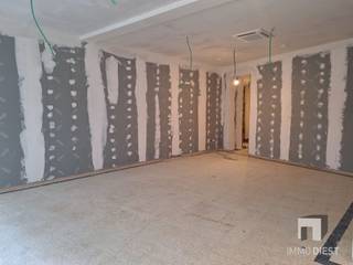 <p><span>In de mooiste winkelstraat van Diest verkoopt Immo Diest dit prachtige handelspand met een gevelbreedte van meer dan 8m!</span></p><p><span>Geniet van een bijzonder mooie ligging en uitzonderlijk veel lichtinval, en dat midden in de stad. </span></p><p><span> </span></p><p><span>GELIJKVLOERS:</span></p><p><span>- handelsruimte</span></p><p><span>- apart toilet</span></p><p><span>- berging/stockage</span></p><p><span>- ruimte voor kitchenette/eten </span></p><p><span> </span></p><p><span>KELDER:</span></p><p><span>- eigen kelder (wordt in de huidige staat verkocht)</span></p><p><span> </span></p><p><span>ENERGIEZUINIG:</span></p><p><span>- verwarming op airco</span></p><p><span>- zonnepanelen met eigen omvormer (900WP)</span></p><p><span>- ventilatie D (met warmterecuperatie)</span></p><p><span>- EPB voorcalculatie: E64 (dit in een indicatie, het definitieve E-peil kan afwijken van de voorcalculatie en wordt pas vastgesteld na ingebruikname)</span></p><p><span> </span></p><p><span>PS: </span></p><p><span>- u betaalt geen btw maar 12% registratierechten op de aankoop </span></p><p><span>- deze handelsruimte wordt casco+ verkocht (technieken inbegrepen, vloeren en interieurafwerking niet inbegrepen), uiteraard kan de verkoper voor u ook de verdere afwerking voorzien.</span></p><p><span> </span></p><p><span>MEER INFO EN EEN BEZOEK?</span></p><p><span>Aarzel niet, contacteer Immo Diest: 013 31 25 22.</span></p><p><span>Wij laten u deze handelsruimte graag asap bekijken.</span></p><p><span>Een pand vol mogelijkheden!</span></p>