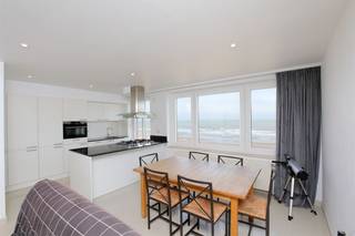 Deze parel is gelegen in de Residentie Aurore te Oostende en beschikt over een oppervlakte van liefst 101 m². Het appartement werd gerenoveerd en...