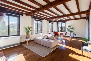 Rustig gelegen te renoveren woning op een gegeerde locatie in Beveren, vlak bij winkels, scholen, openbaar vervoer en met vlotte verbindingen naar Antwerpen, Gent en de Waaslandhaven.<br /><br />De woning bevindt zich op een ruim perceel van 1.050 m² en beschikt over een lichtrijke woonkamer met authentieke elementen, een geïnstalleerde leefkeuken met aansluitende veranda, drie slaapkamers op het gelijkvloers en een zolder met tal van uitbreidingsmogelijkheden. De badkamer is voorzien van een lavabo, ligbad en toilet, daarnaast is er nog een extra gastentoilet aanwezig.<br /><br />Er is voldoende opslagruimte aanwezig in de twee garages en het tuinhuis. Kortom, een ideale woning voor wie op zoek is naar ruimte en renovatiepotentieel.<br /><br />Verplichte vermeldingen<br />Epc E: 471 kWh/m2 (renovatieverplichting)<br />P-score: B<br />G-score: A<br />Vg-Wg-Gvkr-Gvv-Gmo