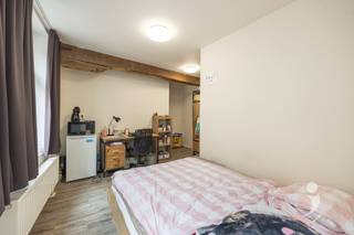 Résidence récemment rénovée et très bien située.Cet immeuble comprend 1 studio, 18 chambres avec salle de bain et 3 salles de douche avec salle de...