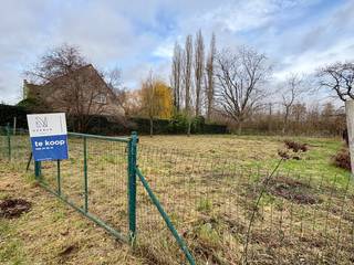 Mooie opportuniteit: één van de laatst beschikbare bouwgronden in de charmante Zonnewijk (Pius X) te Kortrijk. Omheind, rechthoekig stuk grond...