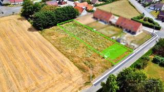 Op deze prachtige locatie in Amougies worden er <strong>2 percelen</strong> aangeboden beide geschikt voor een <strong>open bebouwing</strong>. Bouwt U hier binnenkort uw droomhuis die uitkijkt op de groene omgeving rondom het Kluisbos?<br /><strong>Geen bouwverplichting van toepassing!</strong><br /><br />De oppervlaktes van beide loten bedragen:<br />lot 1.     €179.900      →     1176 m²<br />lot 2.     €169.900      →     1311 m²<br /><br />Meer info? Contacteer Kyamo De Smet: 0479 06 13 71