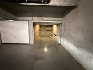 Garagebox te koop gelegen langs de Kapelstraat te Bredene, op de - 1 verdieping, garagebox 15. De box is uitgerust met...