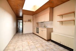 Op zoek naar een woning met potentieel op een toplocatie? Op korte afstand vindt u winkels, scholen en horecazaken, terwijl het bruisende stadscentrum vlot bereikbaar is te voet of met de fiets.<br />Dankzij de nabijheid van de belangrijkste invalswegen geniet u van een snelle verbinding naar andere steden. Ook het station van Kortrijk bevindt zich slechts op een boogscheut.<br /><br />Indeling als volgt:<br />Bij het binnenkomen treft u een polyvalente ruimte (bureau, speelkamer, opslag, ...).<br />Vervolgens komt u in een aangename leefruimte met open keuken. Aansluitend treffen we de badkamer, uitgerust met een douchecel, toilet en lavabo. Hier is ook de aansluiting voor de wasmachine voorzien.<br /><br />Ruime berging met aanpalend een tweede polyvalent gedeelte. Van hieruit is toegang tot het stadstuintje.<br /><br />Op de eerste verdieping zijn er 2 ruime slaapkamers.<br />Daarboven is er nog een zolderverdieping, bereikbaar via een vaste trap. Hier zijn ook nog tal van mogelijkheden naar verdere inplanting.<br /><br />Enkele opfrissingen / renovaties zijn hier welkom, maar er is énorm veel potentieel!<br /><br />Onze ref. DEV4898