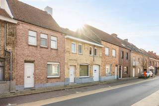 Deze op te frissen woning met 4 slaapkamers, 5 mogelijk is gelegen vlakbij het centrum van Staden.De indeling van deze woning is als volgt: *...