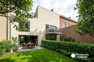 Residentie SILO blaast de voormalige graansilo’s aan de Vaartstraat nieuw leven in. Dit markante gebouw, jarenlang een herkenningspunt bij het binnenrijden van Gistel, wordt met respect voor zijn industriële verleden getransformeerd tot een exclusief en kleinschalig woonproject met slechts 10 entiteiten. Hierbij ligt de nadruk op kleinschaligheid, kwaliteit en een unieke woonbeleving in een iconisch kader, waar karakter, architectuur en hedendaags wooncomfort naadloos samenkomen. Kortom: u woont hier niet in een klassiek appartementsgebouw, maar in een uniek stukje Gistels erfgoed!<br /><br />De authentieke uitstraling van de voormalige silo blijft duidelijk voelbaar en wordt gecombineerd met een hoogwaardige afwerking, duurzame materialen en energiezuinige technieken. Zo bent u verzekerd van een comfortabele en toekomstgerichte woonomgeving, met alle nodige winkels, scholen en openbaar vervoer op wandelafstand. Bovendien geniet u van een vlotte verbinding naar de E40, Oostende en de kust.<br /><br />Het appartement beschikt op het gelijkvloers over een inkomhal met apart gastentoilet, een lichtrijke leefruimte met eet- en zithoek, een open ingerichte keuken, een praktische wasberging, en een zonneterras. Op de verdieping bevinden zich de nachthal, twee slaapkamers, een aparte dressing en een ingerichte badkamer.<br /><br />Wenst u meer informatie? Wij maken graag tijd voor een persoonlijk gesprek!<br />Ref. MI25141<br /><br />Neem voorsprong met een vrijblijvende schatting via:<br />www.residentievastgoed.be/gratisonlineschatten<br /><br />Residentie SILO – uniek wonen op een plek met een verhaal.<br /><br />www.residentie-silo.be