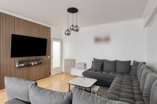 <p>Instapklaar appartement van 88 m² met twee slaapkamers, gelegen op de derde verdieping te Deurne! Dit verzorgde appartement verwelkomt u via een ruime inkomhal met ingemaakte vestiairekast en een apart gastentoilet. Vanuit de inkomhal heeft u toegang tot de verschillende ruimtes, waaronder de lichtrijke en aangename leefruimte die dankzij de grote raampartijen geniet van veel natuurlijke lichtinval. Aansluitend bevindt zich de volledig geïnstalleerde keuken, uitgerust met een oven, koelkast, gaskookvuur, dampkap, vaatwasser, lavabo en tal van ingemaakte kasten, wat zorgt voor optimaal comfort en voldoende opbergruimte. Het appartement beschikt over twee ruime slaapkamers, waarvan één directe toegang biedt tot het balkon. De badkamer is praktisch ingericht met een lavabomeubel en een bad met douchefunctie. Tot slot is er een handige berging met aansluiting voor wasmachine en droogkast.<br /><br />Extra:<br />- EPC-klasse B (GEEN renovatieverplichting!), AREI = conform!<br />- Kelderberging inbegrepen<br />- Gemeenschappelijke kost € 269/maand - inclusief water, verwarming, syndicuskost, nutsvoorzieningen gemeenschappelijke ruimtes, ...<br />- Dak werd reeds vernieuwd!<br />- Watertoets: P-score A, G-score A. Niet gelegen in mogelijks of overstromingsgevoelig gebied, niet gelegen in afgebakend overstromingsgebied of afgebakende oeverzone, niet gelegen in risicozone overstromingen <br />- Wg, Gvkr, verdere stedenbouwkundige informatie in aanvraag. <br /><br />Nabij school, winkels, autosnelweg, openbaar vervoer, etc. Voor meer info ga naar www.coenenvastgoed.be of bel 03/375.82.92</p>