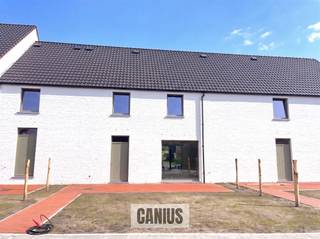 <p><span>WONEN IN DE PAREL VAN HASPENGOUW</span></p><p><span> </span></p><p><span>Wonen in een unieke setting waar heden & verleden elkaar ontmoeten!</span></p><p><span>Overhof is een uitzonderlijk woonproject in het landelijke Hoepertingen, een deelgemeente van de stad Tongeren-Borgloon. Dit kleinschalig project bestaat uit stijlvolle open bebouwingen, afgeschermd achter een geklasseerde vierkantshoeve. Dit alles midden in de natuur. De bakker, de slager, de dokter, de apotheker en winkels liggen allemaal in de nabije omgeving. Voor het meest kostbare goed dien je je woning niet te verlaten, rust!</span></p><p><span> </span></p><p><span>Start fase II</span></p><p><span>De eerste fase bestaande uit dertien stijlvolle open bebouwingen werd succesvol afgerond en is volledig uitverkocht. Momenteel is verkoop van fase II gestart, namelijk de hoeve zelf. Dit houdt de renovatie in van de oude beschermde hoeve die werd opgericht in 1850. Dit vertaalt zich in een uniek plaatje, waarbij de rijke geschiedenis & de authentieke details voelbaar aanwezig zullen zijn. Dit alles in combinatie met hedendaagse technieken. </span></p><p><span> </span></p><p><span>Woning 3 beschikt over 155m² woonoppervlakte en biedt een inkomhal, een apart toilet, een leefruimte met open keuken en een berging. Op de eerste verdieping ontdekken we de nachthal, 3 slaapkamers, een toilet en een badkamer.</span></p><p><span> </span></p><p><span>Bijkomend beschikt deze woning over een zolder, een private tuin met terras en 2 vaste parkeerplaatsen.</span></p><p><span> </span></p><p><span>KORT SAMENGEVAT</span><span>:</span></p><p><span>Vraagprijs: € 355.000,00</span></p><p><span>Verkoop onder registratierechten (2% of 12%)</span></p><p><span>Parkeerplaatsen inbegrepen in de prijs.</span></p><p><span> </span></p><p><span>Maak kennis met Hoeve Overhof</span></p><p><span>Wonen in een vierkantshoeve te midden van groen en omgeven door boomgaarden?</span></p><p><span>Contacteer de medewerkers van Canius op het nummer 011 74 12 36 of via e-mail <span>info@canius.be</span></span><span> om samen te ontdekken welke woning jouw toekomstige thuis wordt. </span></p><p><span> </span></p><p><span>*Deze gegevens zijn louter ter informatieve titel. De vermelde oppervlaktes zijn slechts een indicatie. Canius Real Estate kan niet verantwoordelijk gesteld worden voor de juistheid van de aan haar verstrekte gegevens. </span></p><p><span> </span></p><p><span> </span></p>