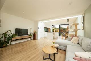 <p><span>In een rustige straat in Hamme bevindt zich deze verrassend ruime en volledig vernieuwde rijwoning. <br />De woning combineert een hedendaagse afwerking met bijzonder sterke energieprestaties en heel wat wooncomfort. Met EPC-label A, zonnepanelen, warmtepomp, vloerverwarming en airconditioning is deze woning helemaal klaar voor de toekomst.<br />Op het gelijkvloers kom je binnen via de inkomhal, waarna de woning zich opent naar een ruime en lichtrijke leefruimte. De combinatie van zachte kleuren, houtaccenten en grote raampartijen zorgt voor een aangename, warme sfeer. Aansluitend bevindt zich de moderne open keuken, voorzien van een ruim kookeiland, veel kastruimte en een mooie afwerking. De grote glaspartij achteraan zorgt niet alleen voor veel natuurlijk licht, maar geeft ook rechtstreeks toegang tot het terras en de tuin.<br />De woning beschikt over vloerverwarming op het volledige gelijkvloers, gevoed door een warmtepomp. Zowel het gelijkvloers als de eerste verdieping zijn bovendien uitgerust met airconditioning. In combinatie met de zonnepanelen en EPC A resulteert dit in een bijzonder energiezuinige woning met een hoog wooncomfort.<br />Op de eerste verdieping bevinden zich twee volwaardige slaapkamers, waaronder een ruime hoofdslaapkamer met aansluitende dressing. Deze laatste kan eventueel ook omgevormd worden naar een extra slaapkamer.De stijlvolle badkamer is uitgerust met zowel een inloopdouche als ligbad en sluit mooi aan bij de moderne uitstraling van de woning.<br />Een absolute extra troef is de volledig afgewerkte zolderverdieping. Dankzij de dakramen, mooie houten balken en verzorgde afwerking is dit een volwaardige extra ruimte die perfect kan dienen als bureau, hobbyruimte, speelkamer of polyvalente kamer.<br />Ook praktisch scoort deze woning sterk, met onder meer een aparte wasruimte, veel bergruimte en een regenwaterput. De woning beschikt bovendien over een betonnen structuur en de elektrische installatie is conform.<br />Buiten geniet je van een mooie, verzorgde en verrassend ruime tuin met terras, gazon, groenaanleg en een gezellig tuinhuis met overdekt gedeelte. Een fijne plek om in alle rust van het buitenleven te genieten..<br />Een instapklare en bijzonder energiezuinige woning waar ruimte, comfort en hedendaagse technieken perfect samenkomen. Zeker een bezoek waard!<br />Bekijk ook onze visuele tour: <span>https://web-player.walkly.app/VoT9ChdTkk3ayg4RKdVj/5LcFKLIRpxfEv8vdpFLE/ww/public</span></span><span> </span></p>