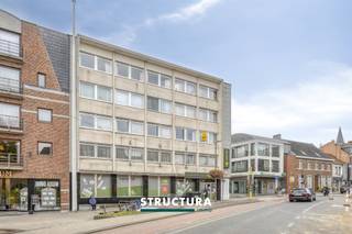 Gelegen in het hart van Asse, biedt dit uitzonderlijk ruime appartement met drie slaapkamers een unieke kans om te wonen in alle comfort, met...