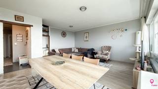 Ben jij op zoek naar een instapklaar appartement met 3 slaapkamers, een ruim terras en een prachtig uitzicht? Lees dan zeker verder.<br /><br />Op de Zonneweeldelaan te Genk vinden we dit knappe appartement terug op de14de verdieping.<br />Het gaat hier werkelijkheid om een toplocatie; zowel het bruisende centrum van Genk als de autostrade zijn immers binnen enkele minuten te bereiken. Wil je liever even ontspannen in de natuur? Ook dit is geen probleem want je wandelt vanop de parking gewoon rechtstreeks de bossen in.<br /><br />Het appartement zelf verkeert in uitstekende staat en beschikt over een goedgekeurde elektrische installatie en hoogrendementsbeglazing.<br /><br />De keuken alsook de badkamer werden volledig vernieuwd. <br />De moderne keuken is volledig uitgerust met alle nodige toestellen. De badkamer beschikt over een praktische bad-/douchecombinatie en een mooi badmeubel. Zowel in de leefruimte als in de 3 slaapkamers valt de natuurlijke luchtinval en het prachtige uitzicht over de aangrenzende bossen op. Bovendien beschik je over terrassen aan de voor-en achterzijde van het appartement.<br /><br />Pluspunten:<br />- In uitstekende staat!<br />- Vernieuwde keuken &amp; badkamer<br />- 3 slaapkamers<br />- Prachtige uitzichten vanop de terrassen<br />- Lift aanwezig<br />- Hoogrendemensglas<br />- Elektrische installatie goedgekeurd<br />- Voldoende parkeerplaats <br />- Schitterende ligging<br /><br />Voor een bezichtiging ter plaatse of meer info, bel ons op 078/78.78.70, of kom gewoon binnen op ons kantoor. Steeds welkom!