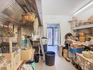 Handelspand te huur in het centrum van Lier met veelzijdige mogelijkheden!Ben je op zoek naar een commercieel pand op een toplocatie in Lier? Dit...