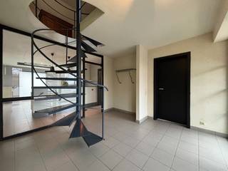 Bent u op zoek naar een ruime en charmante woning? Dan is deze woning die het rustige karakter van het buitengebied met een moderne, tijdloze vormgeving combineert, precies wat u zoekt!<br />Gelegen in een rustige en groene omgeving, met een totale oppervlakte van 5800 m² biedt deze woning verschillende mogelijkheden en is een perfecte combinatie van comfort en functionaliteit.<br /><br />Daarnaast biedt het pand een goede aansluiting naar de Rijksweg / E403. Het centrum van Roeselare/Rumbeke/Moorslede - slechts enkele km's verderop - gemakkelijk te bereiken.<br /><br /><strong><em><u>Woning bestaande uit:  (222 m²)</u></em></strong><br /><br /><u>Gelijkvloers: </u><br />- Inkomhal met gastentoilet <br />- Ruime, lichtrijke woonkamer met kachel<br />- Volledig uitgeruste, keuken <br />- Ruime keukenberging<br />- 1 grote slaapkamer <br />- Badkamer met ligbad, douche en lavabo<br />- Ruime wasplaats met sanitaire voorziening<br />- Garage <br />- Stal met achterliggende garage/opslagplaats<br /><br /><u>1e verdiep: </u><br /> - 3 volwaardige slaapkamers<br />- Grote zolderruimte <br /><br /><em>Daarnaast biedt deze woning:</em><br />* 2 extra opslagplaatsen <br />* Grote tuin met veel groen en prachtig uitzicht<br />* voldoende parkeergelegenheid <br /><br />EPC: 609 kWh/m² jaar<br />Verwarming: stookolietank <br /><br />Deze woning is <strong>ONMIDDELLIJK</strong> beschikbaar.<br /><br />Voor meer inlichtingen of een bezoek, aarzel niet mij te contacteren op het<strong> nummer 051 21 11 11 / WhatsApp</strong> <strong>+32 471 20 07 47</strong> of via <strong>victoria@imfiro.be</strong>