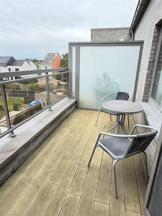 <h3><span>Leuk appartement met 2 slaapkamers, terras en parking</span></h3><p><span>Dit verzorgd appartement beschikt over een praktische indeling, twee slaapkamers en een terras aan de achterkant. </span></p><p><span>Dankzij de goede ligging nabij belangrijke verbindingswegen is het bovendien vlot bereikbaar.</span></p><p><span>De leefruimte is ruim en geniet van een open keuken. Achteraan bevindt zich het zonnige terras.</span></p><p><span>Verder omvat het appartement een praktische berging met aansluiting voor de wasmachine, twee slaapkamers, een badkamer met ligbad en een afzonderlijk gastentoilet.</span></p><p><span>Een belangrijke troef is de parking achteraan het gebouw. Hier is plaats voor één à twee wagens. Daarnaast is er een afgesloten fietsenberging, wat zorgt voor extra comfort en gebruiksgemak.</span></p><p><span><strong>De belangrijkste troeven op een rij:</strong></span></p><ul><li><span>Ruime leefruimte met open keuken</span></li><li><span>2 slaapkamers</span></li><li><span>Zonnig terras</span></li><li><span>Badkamer met ligbad</span></li><li><span>Aparte berging met aansluiting voor wasmachine</span></li><li><span>Afzonderlijk gastentoilet</span></li><li><span>Parking achteraan voor 1 à 2 wagens</span></li><li><span>Afgesloten fietsenberging</span></li><li><span>Rustige woonomgeving</span></li><li><span>Goede ligging nabij belangrijke verbindingswegen</span></li></ul><p><span>Een praktisch appartement met een goede combinatie van wooncomfort, bereikbaarheid en parkeermogelijkheden.</span></p><p><span><strong>Interesse? Neem dan snel contact op voor meer informatie of om een bezoek in te plannen.</strong></span></p><p><span><strong>0475/62.74.00</strong></span></p>