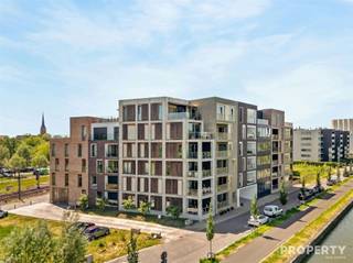 <p><span>Penthouse très spacieux et exclusif avec des vues inestimables. Cet appartement se caractérise par des finitions de haute qualité et beaucoup d'espace. Il y a un hall d'entrée spacieux qui mène à un espace de vie spacieux et lumineux avec une cuisine ouverte. Il y a deux terrasses spacieuses, l'une à l'avant et l'autre à l'arrière, toutes deux offrant des vues imprenables. En outre, le penthouse dispose de deux pièces de rangement pratiques, l'une avec une buanderie et l'autre avec une salle de lavage. Trois chambres de taille normale et un dressing avec accès à la terrasse.</span></p><p><span>En bref, un bien unique de grande qualité. Si vous êtes intéressé par un rendez-vous, veuillez appeler le 056/96.08.00 pour un rendez-vous ou envoyer un e-mail à info@property-vastgoed.be</span></p>
