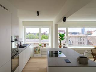 <em>Ruim en lichtrijk 3 slpk appartement met terras nabij het station Gent-Sint-Pieters</em><br /><br />Dit appartement, gelegen op de 5de verdieping, onderscheidt zich door zijn <strong>ruimtelijkheid, praktische indeling en algemene afwerking</strong>. Bijkomende troef is de nabijheid van het <strong>station Gent-Sint-Pieters</strong> en het <strong>Citadelpark</strong> op wandelafstand.<br /><br />Het 3 slpk appartement werd <strong>gerenoveerd in 2021</strong>, <strong>een totaalrenovatie met stijlvolle en tijdloze accenten</strong>. De zwarte stalen binnendeuren, houten vloeren, grote raampartijen en open volumes zetten de toon. Het appartement heeft <strong>een oppervlakte 120m2 en beschikt over een praktische indeling</strong>. De grote ramen, open volumes en ruime hal zorgen voor <strong>een gevoel van ruimte doorheen het appartement</strong>.<br /><br />We betreden het appartement via <strong>de inkomhal met ruime vestiairekast</strong>. Aan <strong>de voorzijde werden de ruimtes opengetrokken</strong> en samengevoegd tot <strong>één groot geheel</strong>. Deze prachtige ruimte geeft plaats aan <strong>de eetplaats, woonkamer en keuken</strong>. De<strong> open keuken met royaal keukeneiland</strong> beschikt over veel bergruimte en werd voorzien van alle toestellen. <br /><br />Centraal vinden we een apart toilet en <strong>de badkamer, met ligbad en regendouche</strong>. Aan de achterzijde vinden we <strong>3 slaapkamers</strong>. Twee identieke slaapkamers van 10m2 en een hoofdslaapkamer van 17m2. Via de ruimste slaapkamer heeft men ook toegang tot<strong> het terras over de volledige breedte van het appartement</strong> . Het appartement beschikt ook over <strong>een privatieve kelderberging</strong> en er is de mogelijkheid tot het bijkopen van een handige staanplaats op de gemeenschappelijke binnenplaats.<br /><br /><strong>De ideale investering en woonplaats door de nabijheid van het station, zijn volume en afwerking.</strong>