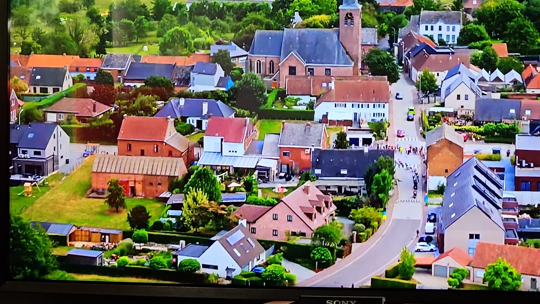 Prachtig dorpswoning / hoeve op 1246m² met stallingen en aanpalend bouwgrond. - foto 3