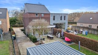 Soms kom je een woning tegen waar alles gewoon klopt. Geen grote verbouwingen, geen stress over energiefacturen, maar wel alle ruimte om je eigen stempel te drukken. Stokskesstraat 28 in Tielt-Winge is precies zo’n plek. Een instapklare halfopen bebouwing in een buurt waar buren nog elkaars naam kennen en rust de standaard is.<br /><br />Binnen merk je meteen dat dit huis met zorg is bewoond. Het hart van de woning? De royale leefkeuken. Dit is niet zomaar een plek om te koken, maar de plek waar de dag begint met koffie aan de tafel en eindigt met goede gesprekken terwijl de potten nog op het vuur staan.<br /><br />Met drie ruime slaapkamers heb je momenteel plek zat, maar de echte troef zit hogerop. De zolder biedt de mogelijkheid om door te groeien naar maar liefst vijf slaapkamers en een tweede badkamer. Of je nu droomt van een riante home-office, een gameroom of een extra verdieping voor de kinderen: hier kan het.<br /><br />Over de techniek hoef je niet na te denken. Met een gunstig EPC-label B en zonnepanelen op het dak woon je hier met een gerust hart. Je rijdt binnen via de manuele poort en parkeert met gemak in het grote bijgebouw van 45m². Die laatste is trouwens veel meer dan alleen een garage; het is de ideale plek voor de oldtimer, een uit de hand gelopen hobby of simpelweg bergruimte die je nooit tekortkomt.<br /><br />En dan is er nog de tuin. Groot genoeg voor een stevige barbecue en een speelparadijs voor de kinderen, maar vooral een plek waar je in alle privacy kunt genieten van de buitenlucht.<br /><br />Kortom: Instapklaar: Verhuizen, uitpakken en genieten en gelegen in een van de meest gegeerde straten van Tielt-Winge.<br /><br />Bij We Invest Demervallei bekijken we vastgoed graag net even anders. Geen gladde praatjes, maar een eerlijk beeld van jouw toekomstige thuis.<br /><br />Wil je zelf ervaren of dit de plek is waar jij je meubels ziet staan? Geef Niels een seintje voor een bezoek.<br /><br />niels.wouters@weinvest.be<br />0488 33 81 47