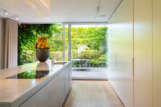 Luxe loft met zwembad, sauna en tuin te ZURENBORG!Als vastgoedmakelaar ben ik enthousiast om u deze buitengewone loft in het bruisende en centraal...