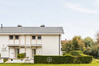 In de concessie van De Haan, op een steenworp van het strand, bevindt zich deze charmante halfopen woning. Met zijn zuid gerichte oriëntatie, een zeer lichtrijke woning en waar elke ruimte met zorg werd vernieuwd.<br /><br />De woning werd in 2024 grondig gerenoveerd met oog voor detail en duurzaamheid. Het resultaat is een helder en comfortabel interieur dat aanvoelt als een vakantiegevoel.<br /><br />De leefruimte met open haard vormt het hart van de woning : warm, uitnodigend en met een natuurlijke overgang naar de eetruimte en keuken. De keuken is praktisch ingedeeld en uitgevoerd in zachte tinten en natuurlijke materialen, wat zorgt voor een rustige uitstraling.<br /><br />Er zijn vier slaapkamers en twee badkamers, wat deze woning geschikt maakt als gezinswoning of als tweede verblijf aan zee. Buiten zorgt de verzorgde tuin voor privacy en een groen kader rondom de woning.<br /><br />De ligging op de Koninklijke Baan brengt het beste van De Haan samen: de nabijheid van het strand, de vlotte verbinding en de karaktervolle sfeer van de kust.