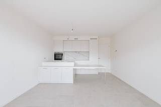<p>Bezoek mogelijk na aanmaak huurdersprofiel via: https://onid.mijnhuurprofiel.be/property/cd519c7f-7600-4b6a-907a-037c9ba91d9e</p><p><br /></p><p>Dit moderne en splinternieuwe appartement bevindt zich in Het Midden, een groene en duurzame woonsite in het centrum van Boechout.</p><p>Het appartement is uitgerust met alle hedendaagse woontechnieken, waaronder warmtepomp, vloerverwarming en andere energiezuinige installaties die zorgen voor een uiterst hoog wooncomfort.</p><p>Het appartement beschikt over twee volwaardige slaapkamers, een praktische berging en een gezellig terras.</p><p>Daarnaast zijn een ondergrondse autostaanplaats en een private kelderberging inbegrepen.</p><p>Het appartement biedt een ideale combinatie van comfort, duurzaamheid en centrale ligging, perfect voor wie modern en zorgeloos wil wonen.</p>